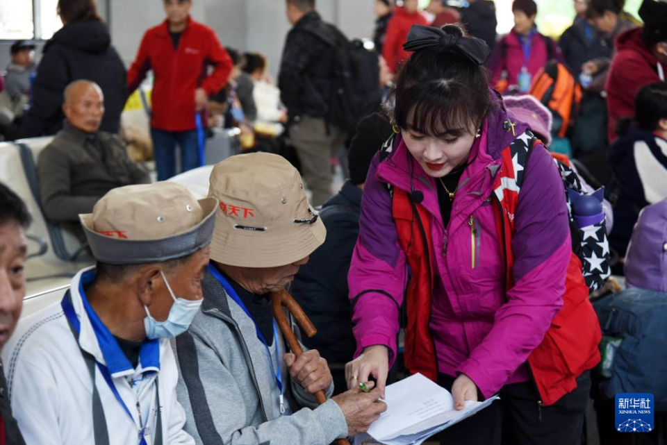 青岛：“银发旅游专列”开启赏花踏青之旅