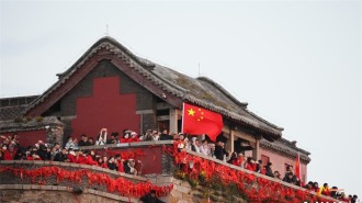 泰山之巅气象万千 游客祝福祖国繁荣昌盛、国泰民安
