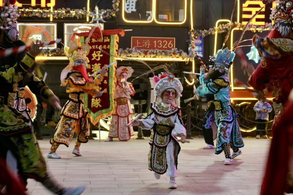龙抬头舞英歌 济南环联夜市上演非遗盛宴_fororder_2