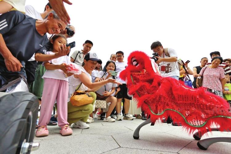 烟台本土元素闪耀“购在中国·2025山东活力之夏消费季”