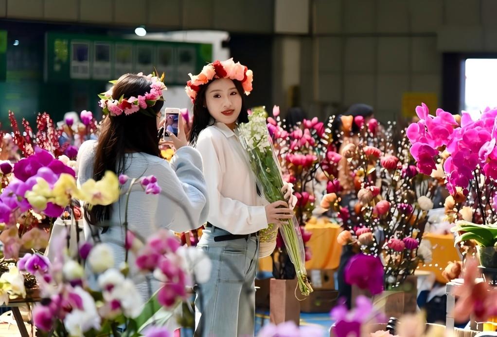 “鲜花+”引领消费新风尚_fororder_202504223674abbe60ca404ea4e014ce8aa40206_fb8123bcce4640e6bdad3a02f423ac1f