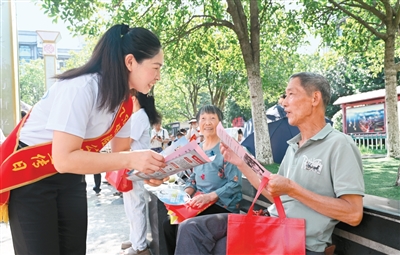 今年上半年 保险公司新增保单件数524亿件 同比增长11.1%