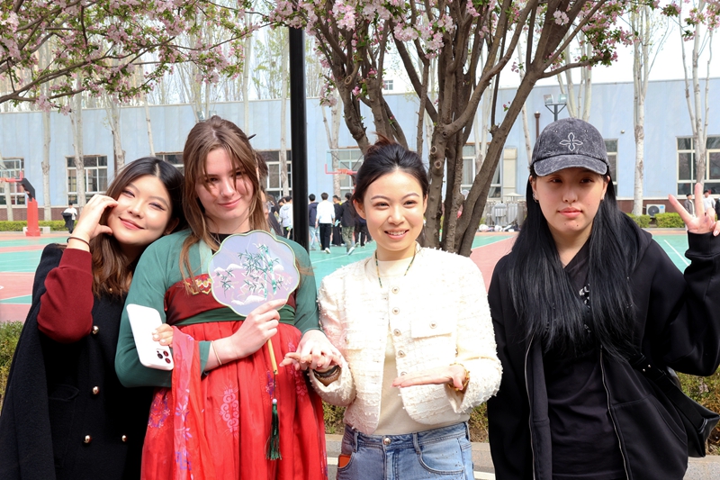 海棠为媒 青春对话 —— 燕京理工学院携手英国朴次茅斯大学开展中英青年文化交流