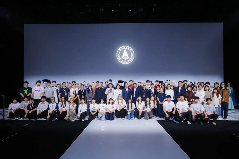 燕京理工学院学生作品亮相中国国际大学生时装周