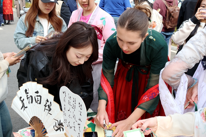 海棠为媒 青春对话 —— 燕京理工学院携手英国朴次茅斯大学开展中英青年文化交流