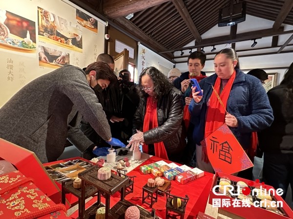 热气腾腾的中国年|入境游客北京四合院里沉浸式体验中国年