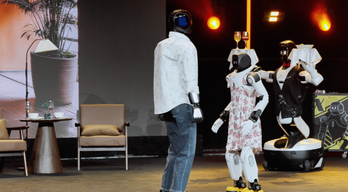 人机共舞,AI拜年!今年的春晚和庙会,被机器人“包场”了?