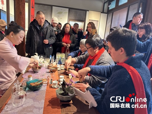 热气腾腾的中国年|入境游客北京四合院里沉浸式体验中国年