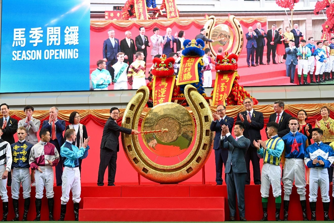 香港新赛马季揭幕 逾43000观众见证“嘉应高升”刷新21连胜纪录