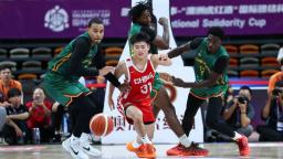 中国男篮再胜喀麦隆队 三场全胜结束国际团结杯