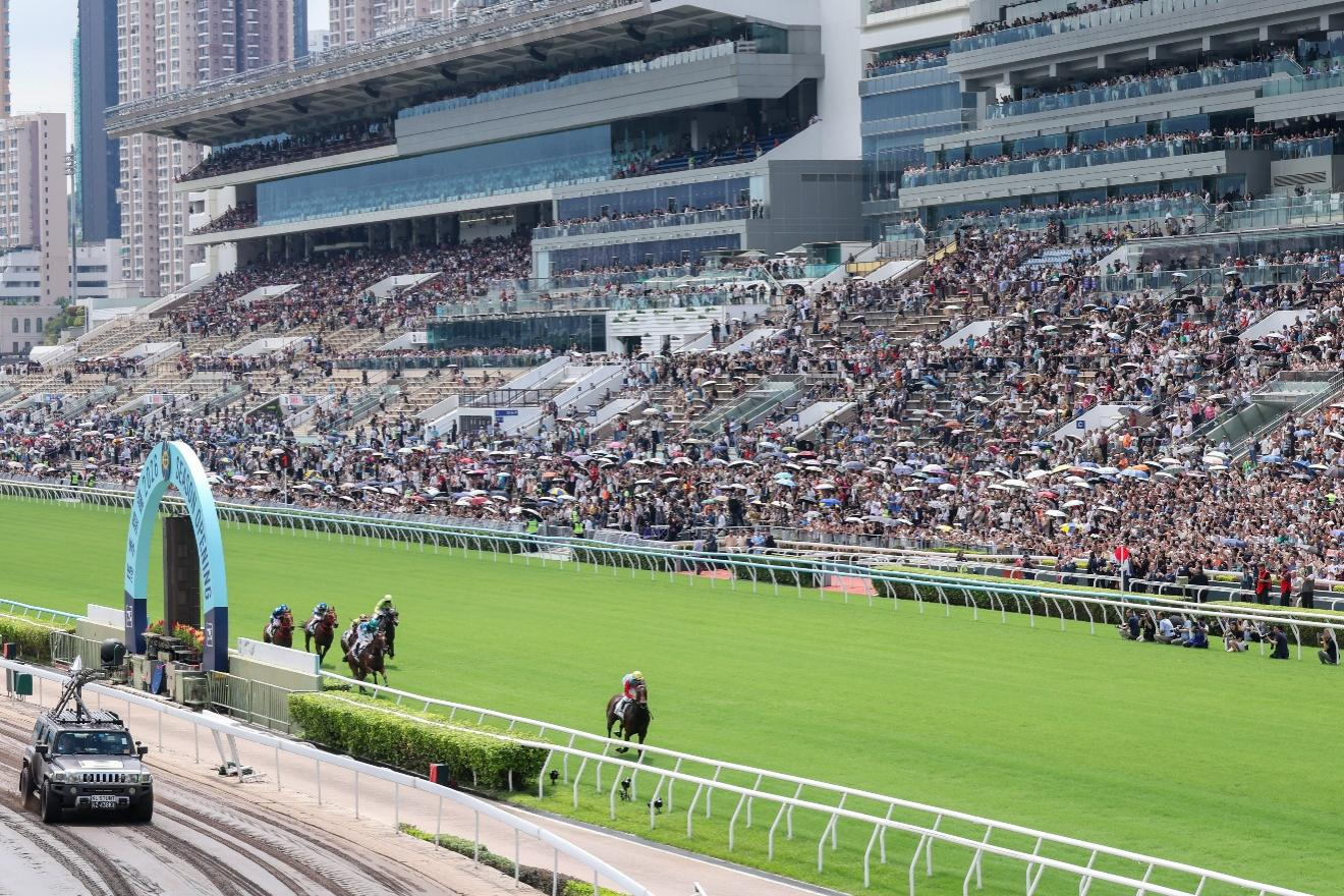 香港新赛马季揭幕 逾43000观众见证“嘉应高升”刷新21连胜纪录