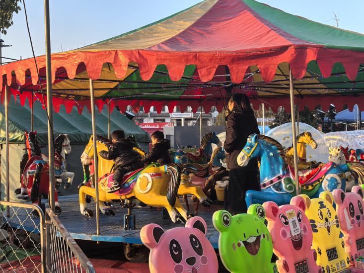 黄山市徽州区:火红集市迎新年