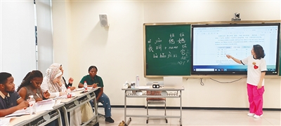 三亞崖州灣一企業職員肖茵六年公益教學,免費中文課惠及千余名留學生