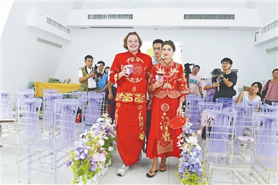 集体婚礼、集体领证,三亚开展文明婚俗践行文明新风 情定天涯 许下相守诺言