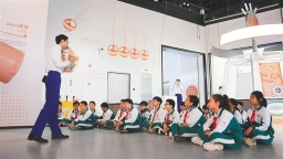 海南科技馆试运行首日人气足