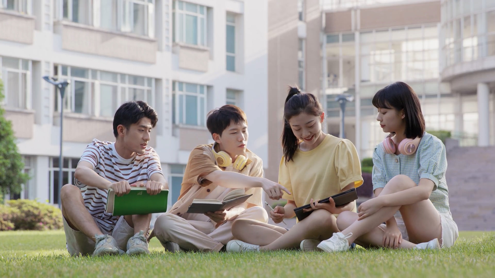【理响中国·薪火“燃”青春】红色文化的破圈与守正:从抗战强音到青年回响 null
