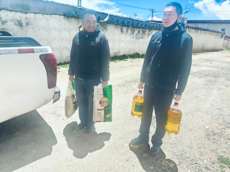从擦肩而过到携手同行——青藏铁路首发列车长陈春友与安多牧民塔规20年的天路情缘