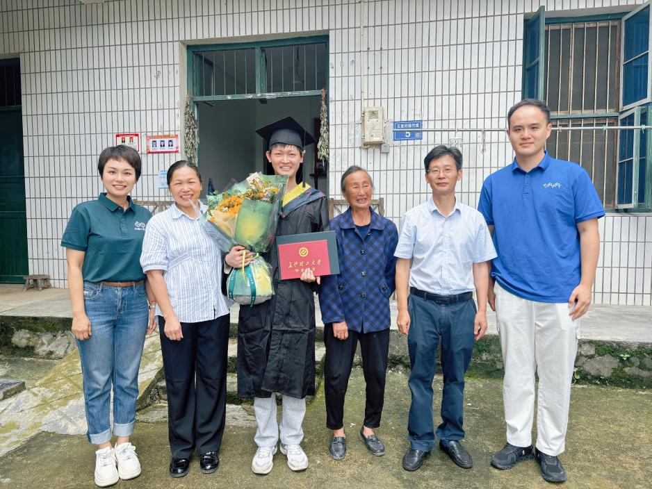 一份毕业证,百里送温情——长沙理工大学将毕业典礼“搬”到抗癌学子家中