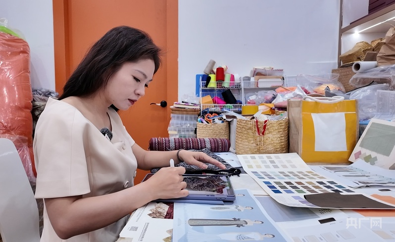 何以中国·非遗正青春|三千年黎锦,为何成了年轻人的“新饭碗”?