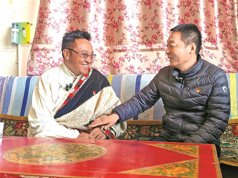 从擦肩而过到携手同行——青藏铁路首发列车长陈春友与安多牧民塔规20年的天路情缘