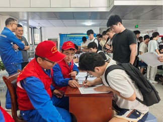 兰州石化:一站式服务迎新 302名毕业生顺利入职
