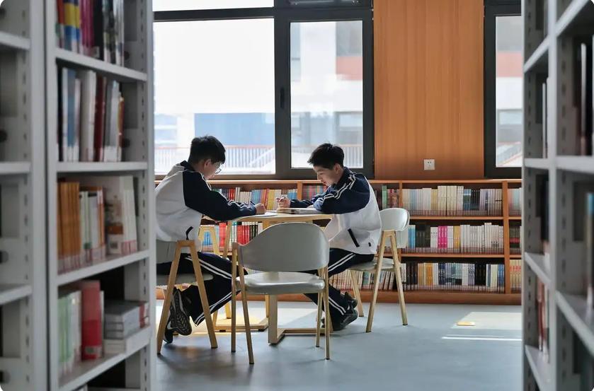 天天学习|一方感恩碑 廿载育人心