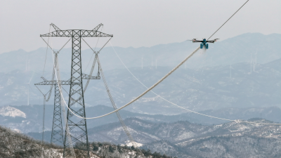 State Grid Hubei Transmission and Transformation Co., Ltd.: Flying De-icing Robot "Eats Ice" at 100 Meters