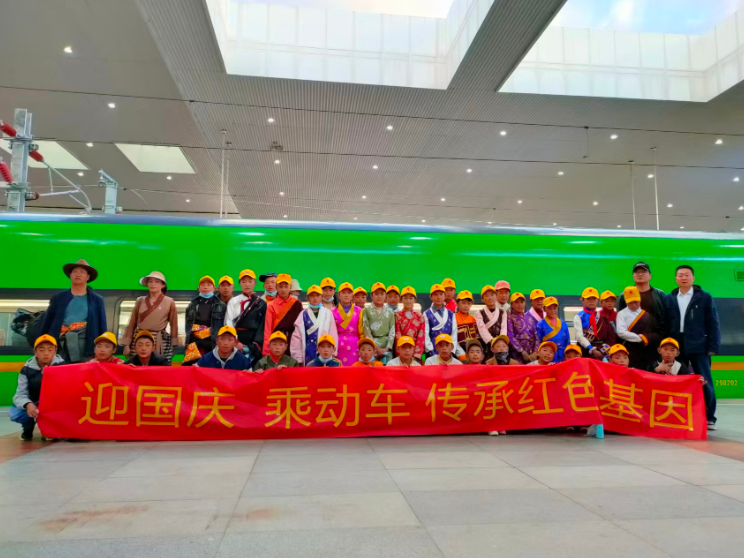 从擦肩而过到携手同行——青藏铁路首发列车长陈春友与安多牧民塔规20年的天路情缘