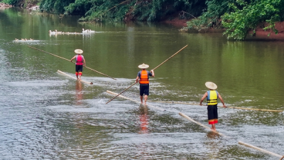 Chishui Hosts 11-Kilometer Mid-Autumn Single Bamboo Drifting Challenge