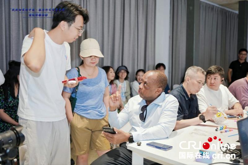 驻华外交官遇见“数字”黄山 感受中国青年“智”创力