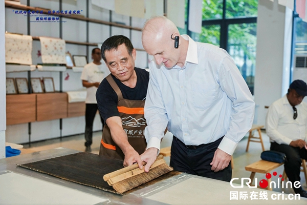 Descubriendo el encanto milenario: diplomáticos acreditados en China experimentan la elaboración del papel Xuan