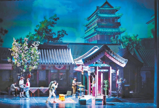 国家大剧院原创话剧《背包客》首演 在一间旅舍读天下来客