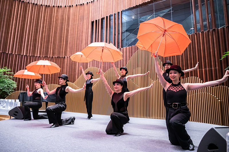 观众体验《雨中曲》经典舞段 提前解锁音乐剧经典魅力