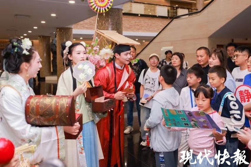 江苏各大博物馆持续高热，“白＋黑”模式让观众逛得停不下来