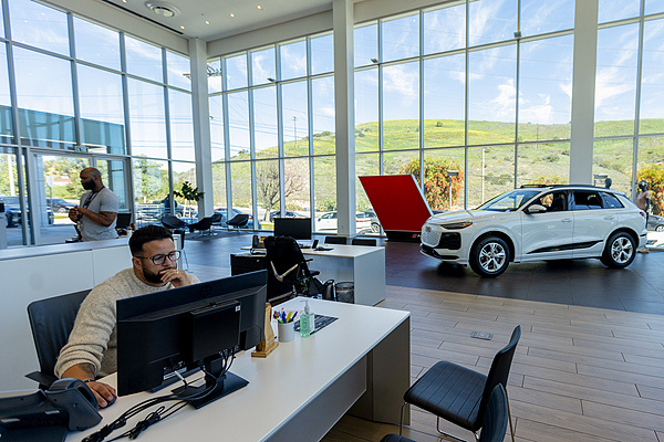 英国巴克莱银行下调美国汽车行业评级至“负面”