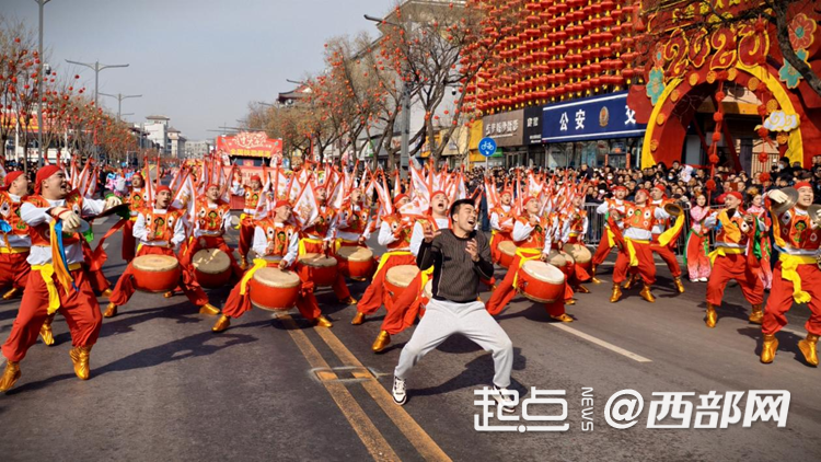 何以中国丨2025全国秧歌展演首日：9支队伍扭出蛇年精气神