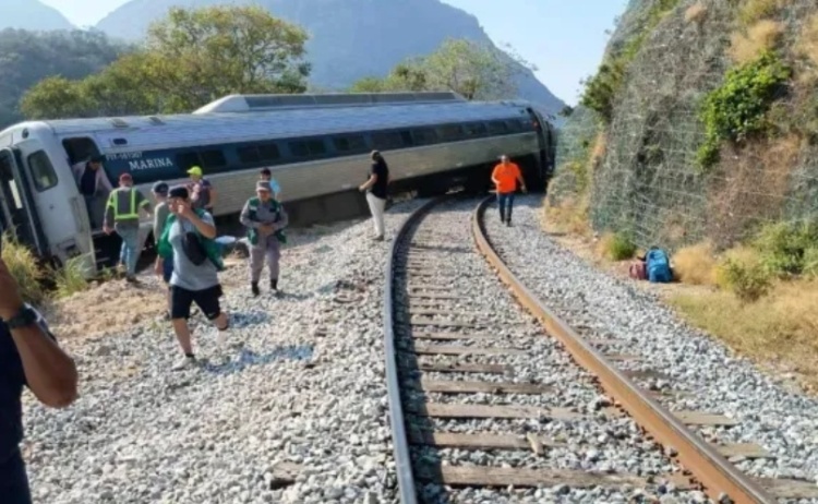 墨西哥列车脱轨事故已造成至少13人死亡