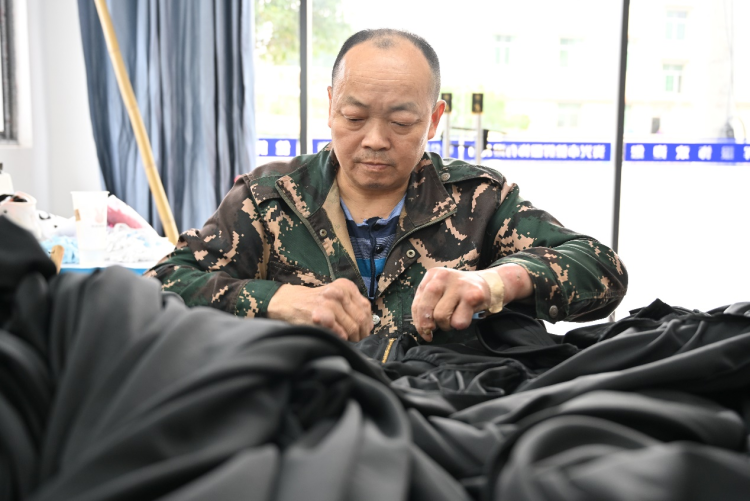 全国助残日丨单手绣“华服” 情暖助残路_fororder_4