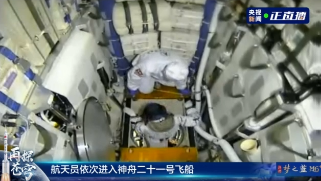 神二十一航天员武飞进入飞船返回舱