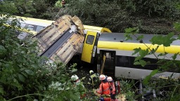 德国南部发生火车脱轨事故 致3人死亡