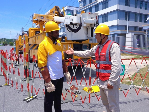 International Student in Huaian Experiences the Scorching “Trial by Fire” of Live-Line Operations_fororder_图片2