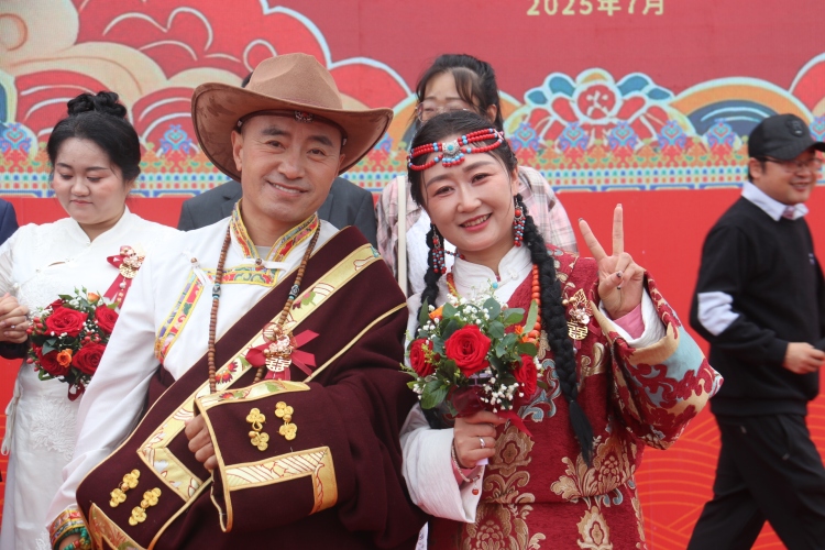 2025甘南州草原集体婚礼在桑科草原圆满举行 50对新人共谱幸福篇章_fororder_4