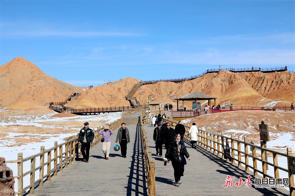 春节假期张掖七彩丹霞景区人气旺