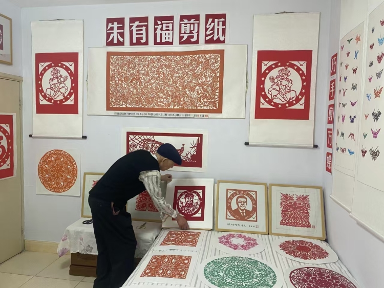 天水甘谷：剪纸艺人朱有福的“蝶变”与乡土新愿_fororder_微信图片_20250522085009