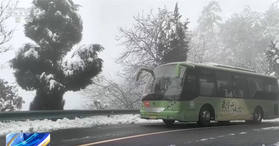铲冰除雪、压速带道、“人工+机械”……各地积极应对寒潮 保通保畅保安全