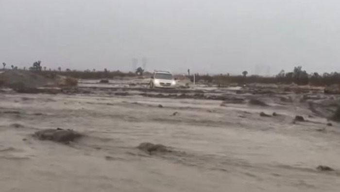 视频丨风暴侵袭美国南加州 引发大规模洪灾_fororder_360截图20251225151204486