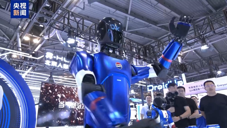 拥抱+递可乐！“具身智能大脑”让机器人更懂生活