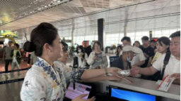 天津航空锦绣乘务组暑运纪实：  用爱与责任书写暑运新答卷