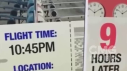 视频丨美国机场混乱持续 部分乘客安检排队长达9小时