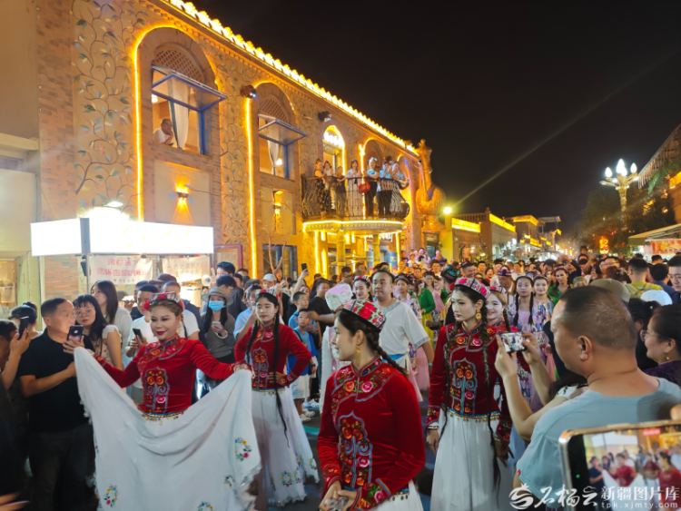 新疆是个好地方丨阿勒屯古街八方商户扎根多